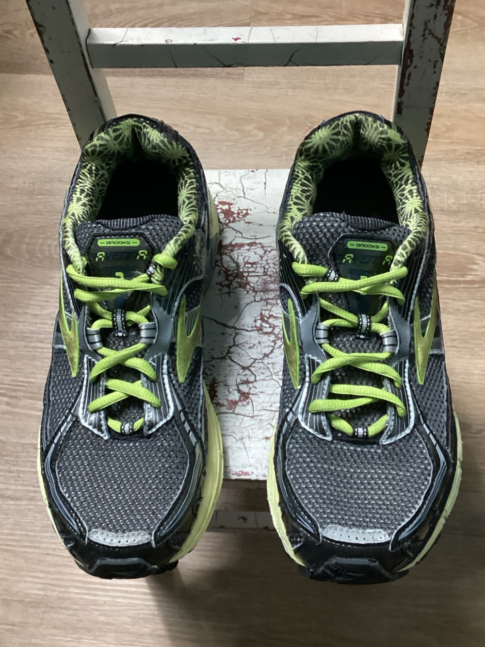 Brooks Gray and Neon Green Men's Running Sneakers Sz 10